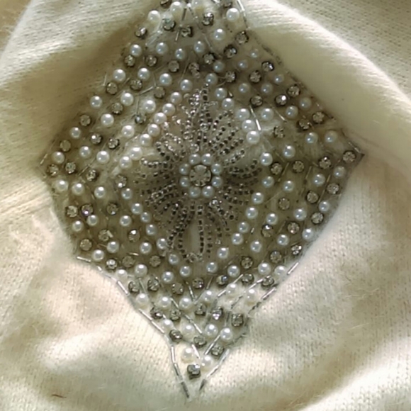 Vintage cardigan, beading on shoulders. LambsWool - Picture 3 of 8